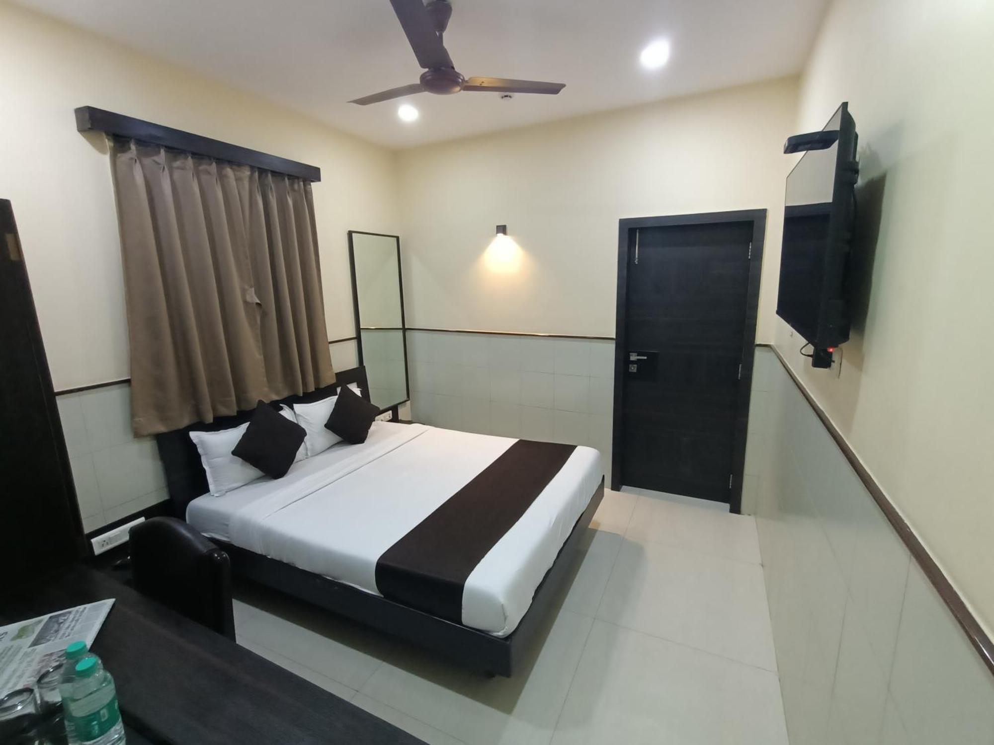 Hotel Triton - Near Us Embassy - Hotel In Sion Bombay Esterno foto