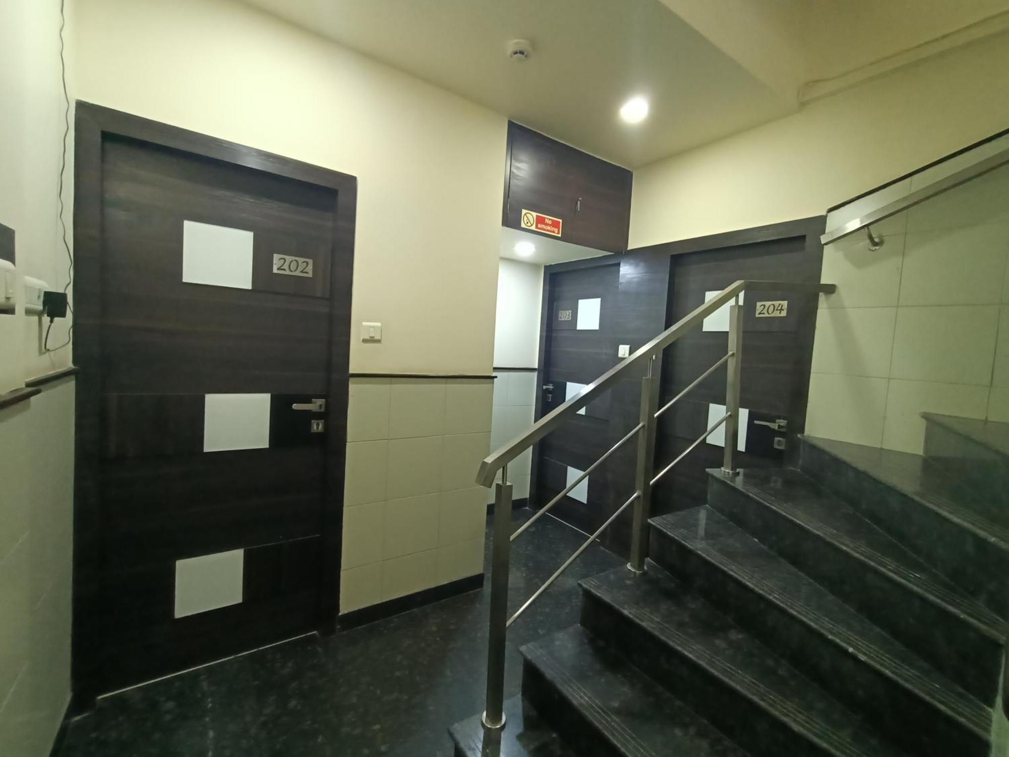 Hotel Triton - Near Us Embassy - Hotel In Sion Bombay Esterno foto