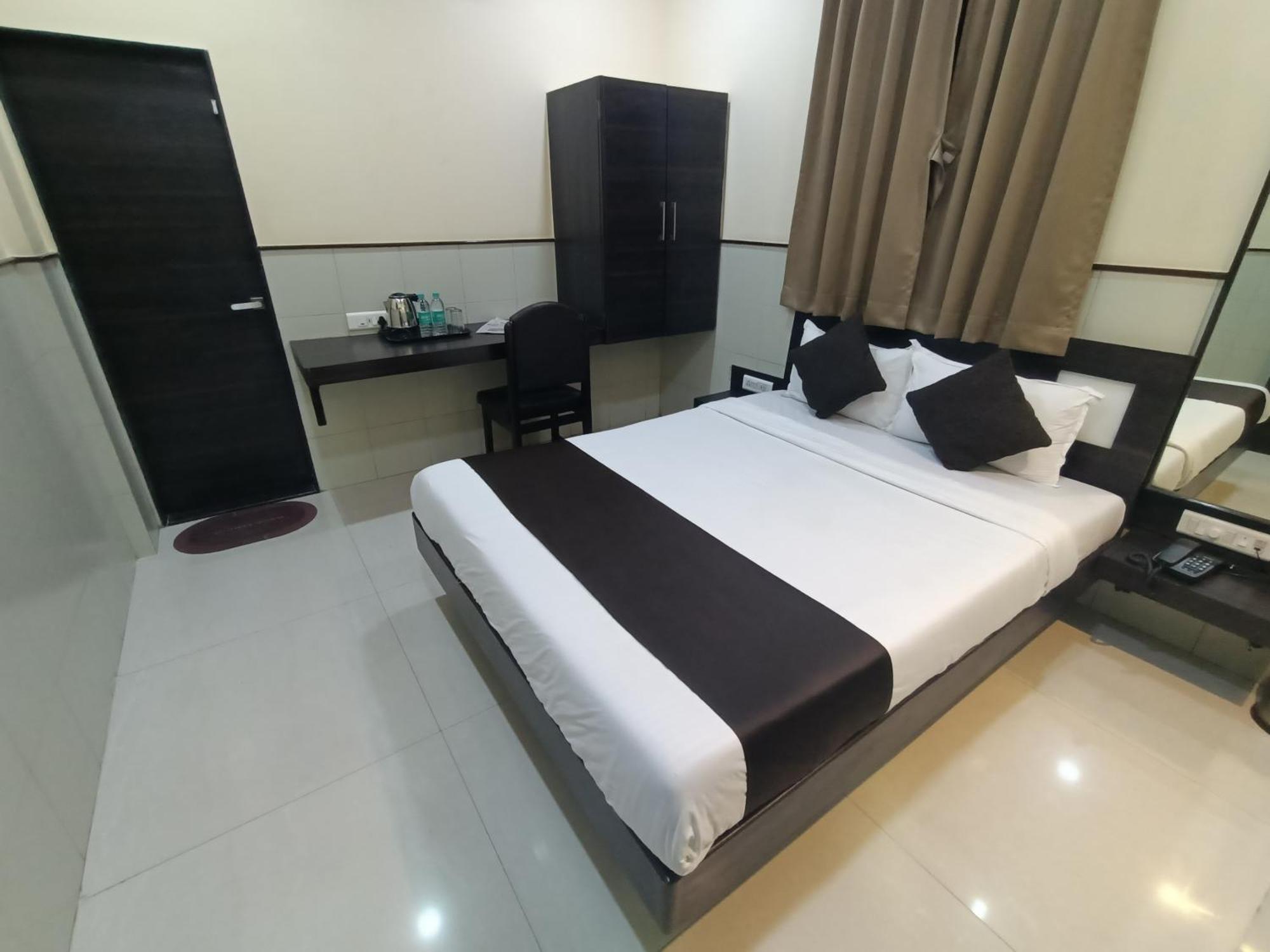 Hotel Triton - Near Us Embassy - Hotel In Sion Bombay Esterno foto