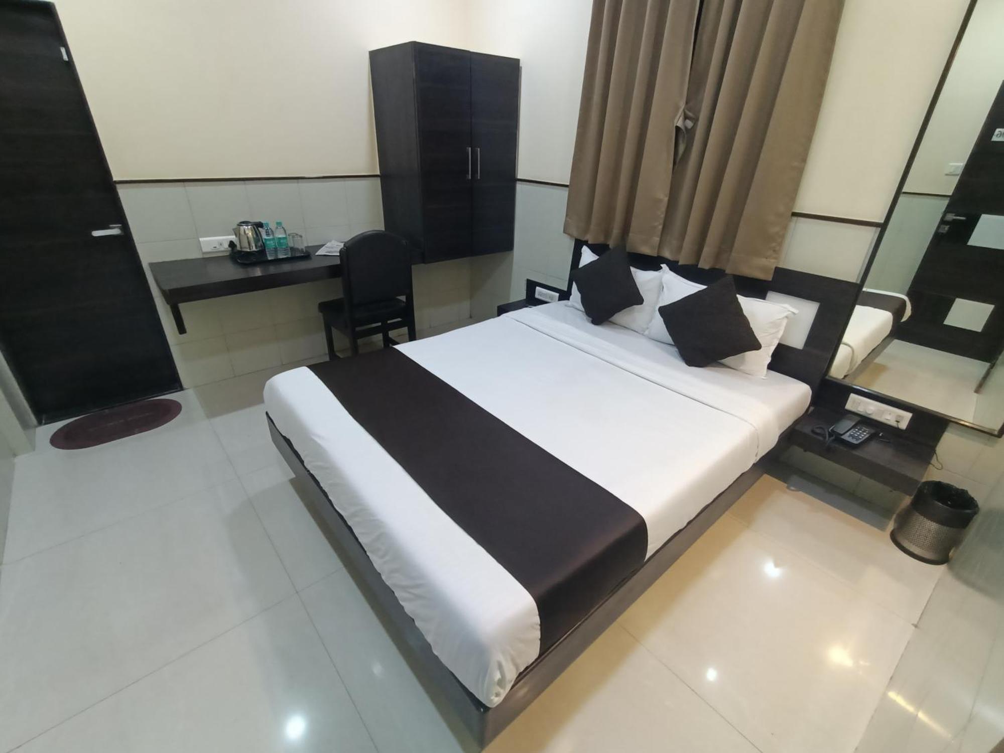 Hotel Triton - Near Us Embassy - Hotel In Sion Bombay Esterno foto