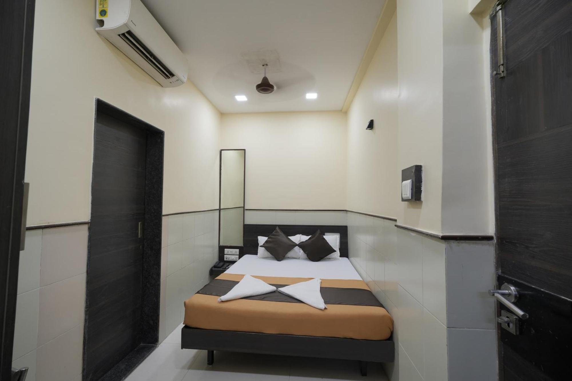 Hotel Triton - Near Us Embassy - Hotel In Sion Bombay Esterno foto