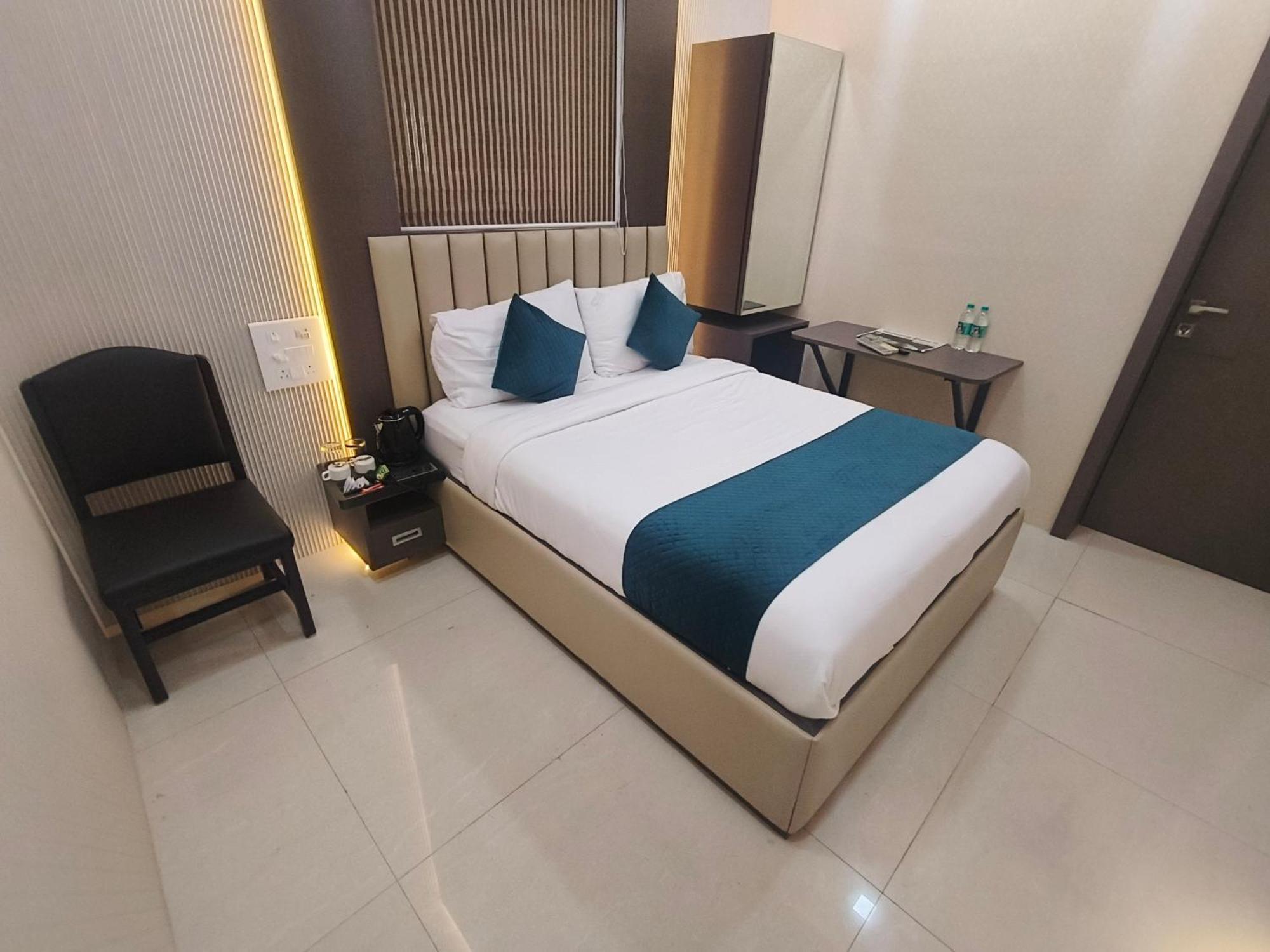 Hotel Triton - Near Us Embassy - Hotel In Sion Bombay Esterno foto
