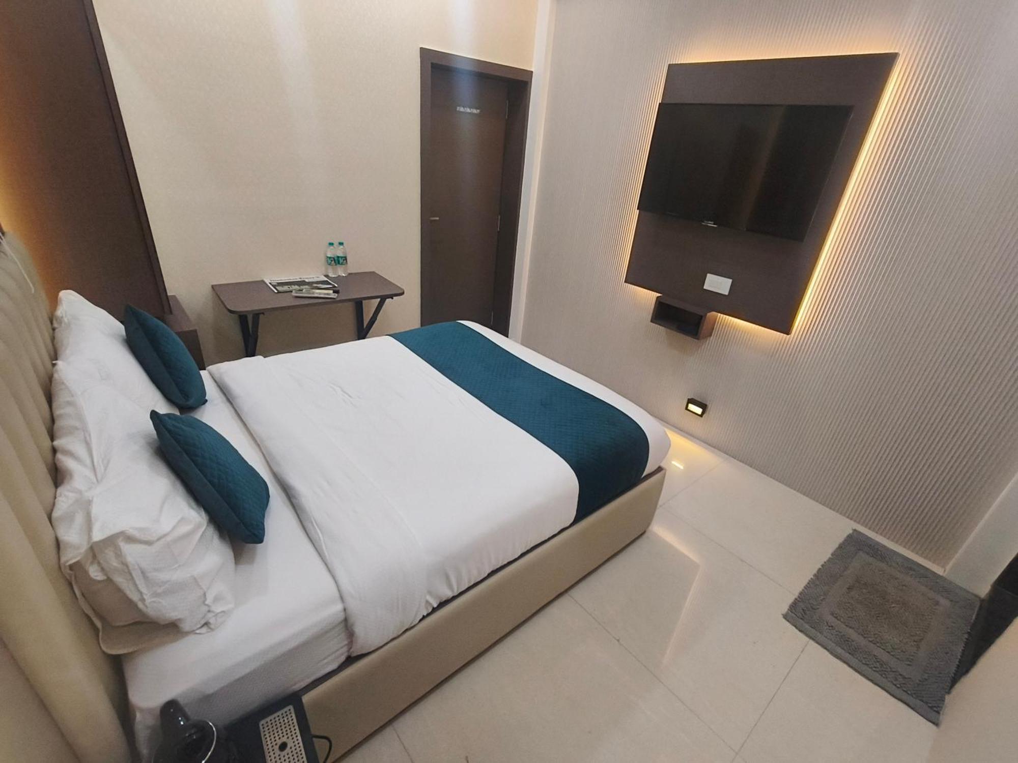 Hotel Triton - Near Us Embassy - Hotel In Sion Bombay Esterno foto