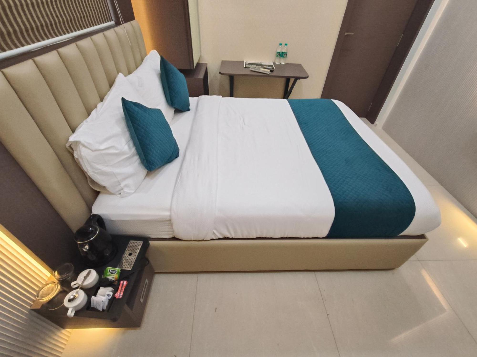 Hotel Triton - Near Us Embassy - Hotel In Sion Bombay Esterno foto