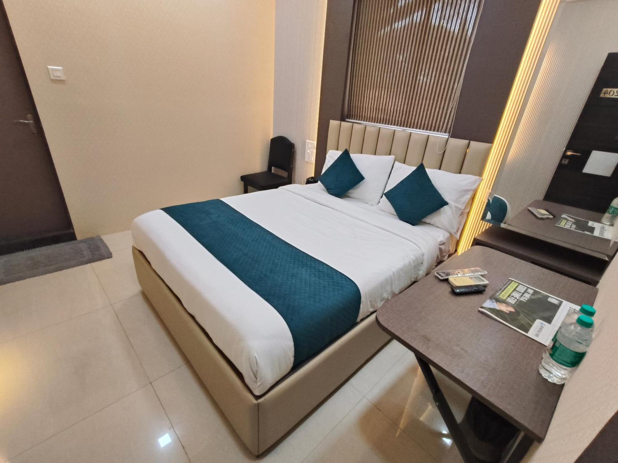 Hotel Triton - Near Us Embassy - Hotel In Sion Bombay Esterno foto