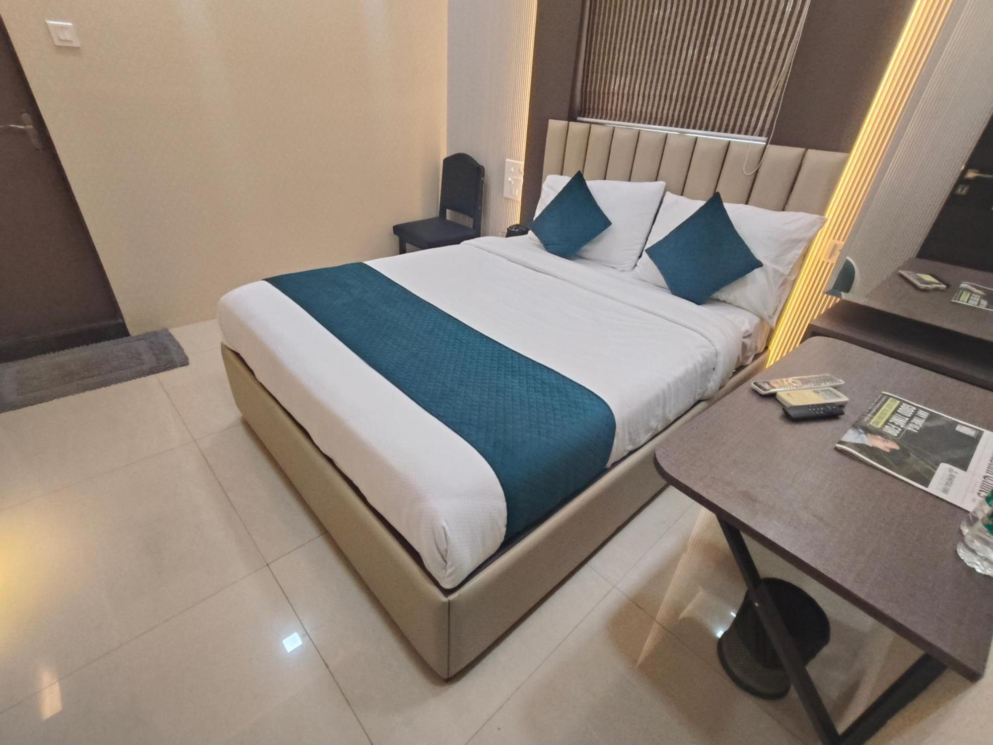 Hotel Triton - Near Us Embassy - Hotel In Sion Bombay Esterno foto